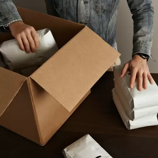 Pila di buste e scatole in archivio in attesa di partire