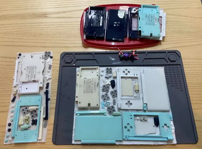 Banco di ricondizionamento con strumenti e parti in attesa